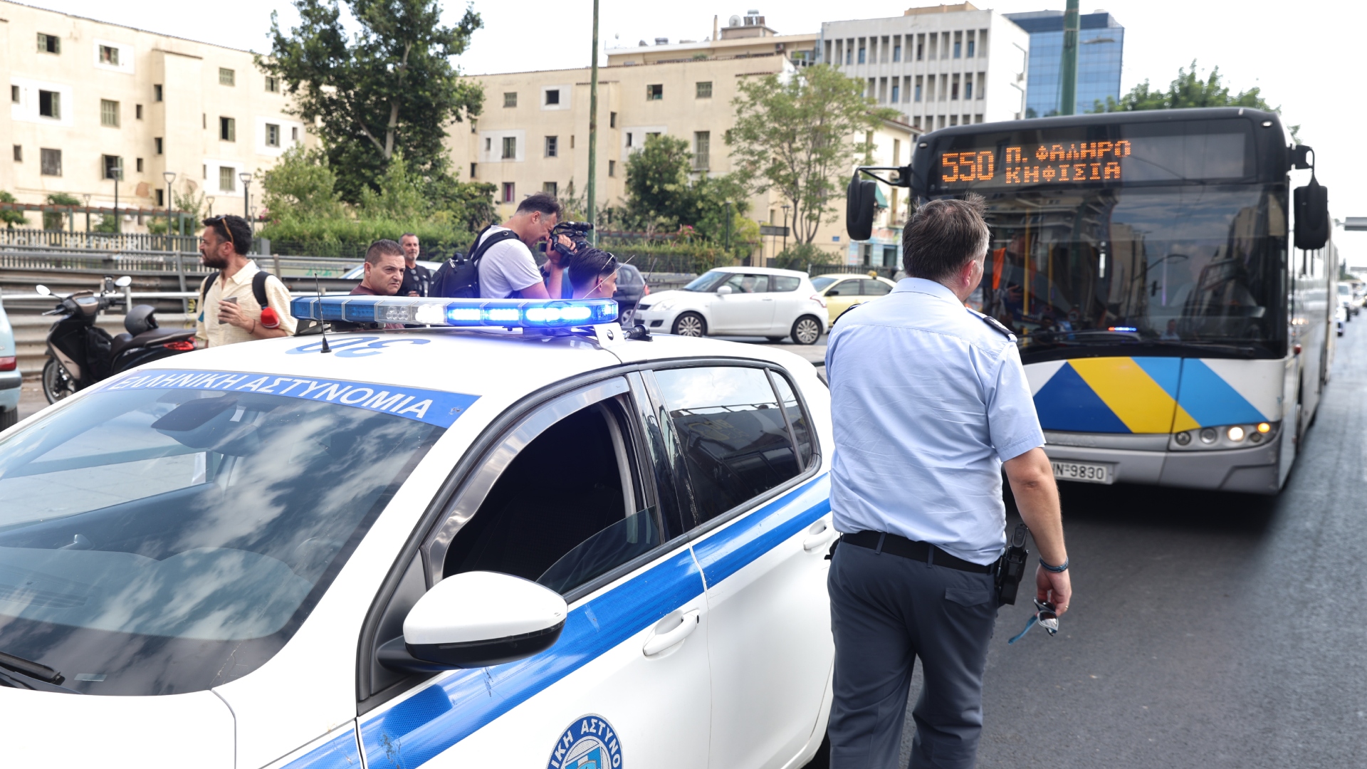 Λεωφορείο συγκρούστηκε με αυτοκίνητο στη Συγγρού – Εξι άτομα στο νοσοκομείο-2