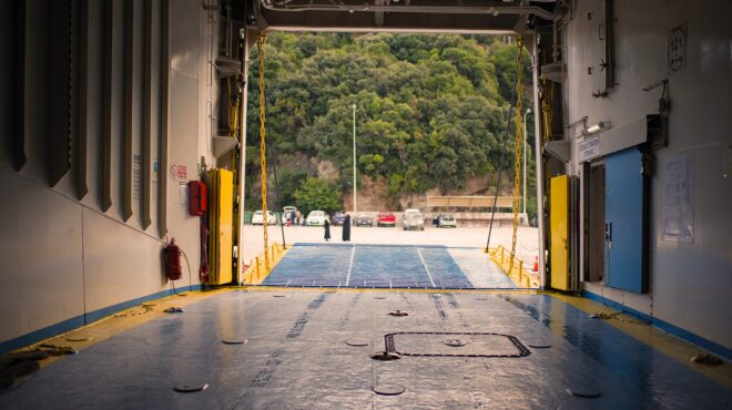 θάσος-σε-γκαράζ-ferry-boat-εν-μέσω-καύσωνα-παιδ-563731729