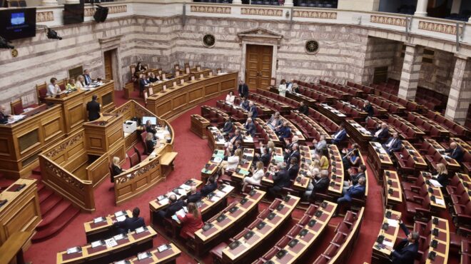 βουλή-πυρ-ομαδόν-από-την-αντιπολίτευσ-563742601