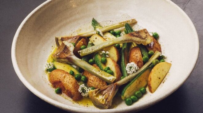 σαλάτα-βραστή-με-αγκινάρες-κολοκυθάκ-563691427