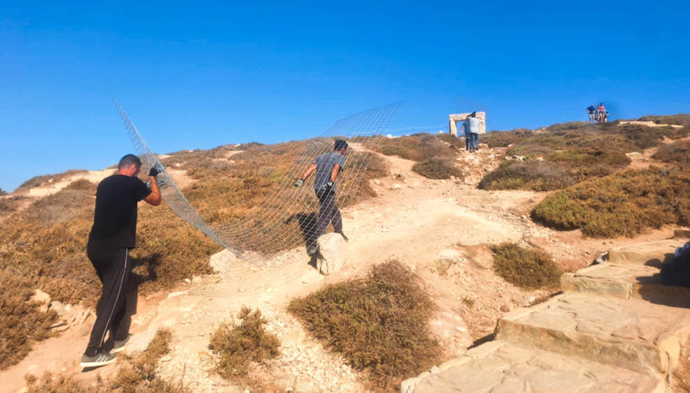 Συρματόπλεγμα στην Πορτάρα της Νάξου – Αντιδρούν ντόπιοι και επισκέπτες-2