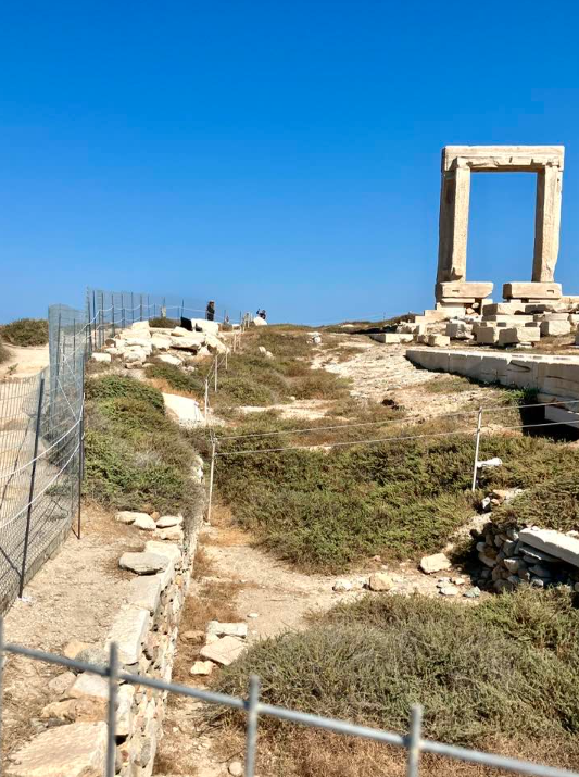 Συρματόπλεγμα στην Πορτάρα της Νάξου – Αντιδρούν ντόπιοι και επισκέπτες-1