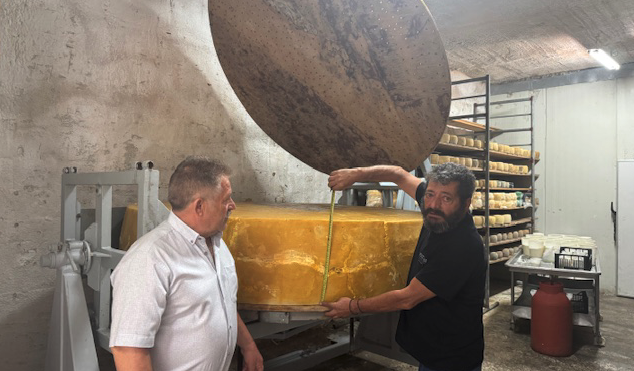 η-μεγαλύτερη-γραβιέρα-του-κόσμου-ωρ-563755897