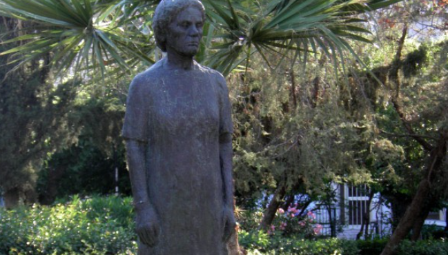 εκλεψαν-το-άγαλμα-η-γυναίκα-του-λαού-563774080