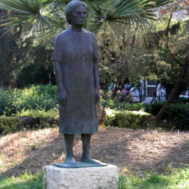 Εκλεψαν το άγαλμα «Η Γυναίκα του Λαού» από τον Δήμο Νίκαιας-1