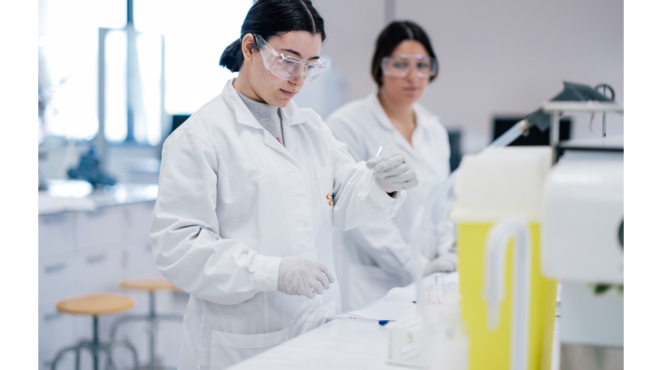 ο-φαρμακοποιός-συμβάλλει-στην-ποιότη-563749069