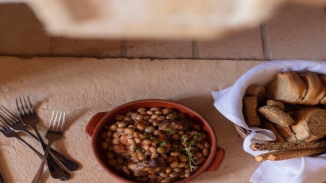 χοιρινό-με-μπαρμπουνοφάσουλα-563773570