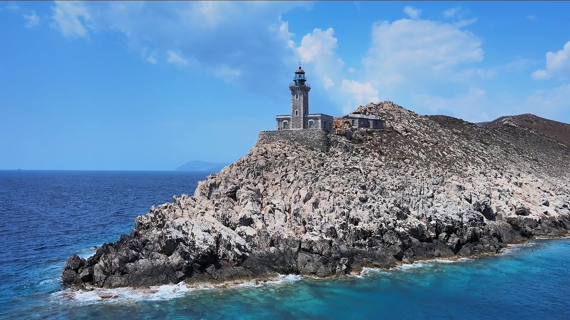 Οι αγέρωχοι φωτεινοί φρουροί της ακτογραμμής-3