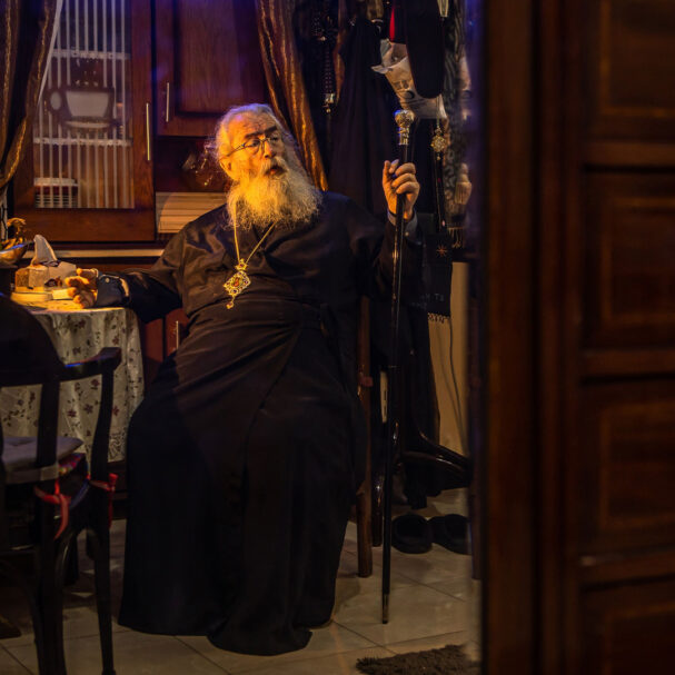 σόου-χωρίς-ιερά-και-όσια-στη-μονή-σινά-563785609