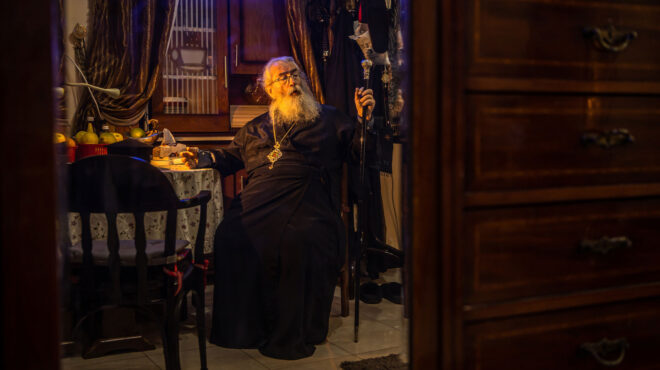 σόου-χωρίς-ιερά-και-όσια-στη-μονή-σινά-563785609