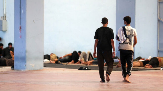 μεταναστευτικό-κόκκινη-κάρτα-σε-μκ-563773474