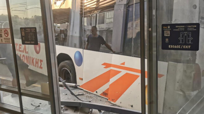 χαλκιδική-λεωφορείο-έπεσε-πάνω-στο-κτ-563768410