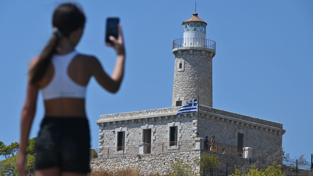 οι-αγέρωχοι-φωτεινοί-φρουροί-της-ακτ-563767138