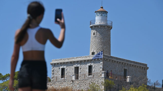 οι-αγέρωχοι-φωτεινοί-φρουροί-της-ακτ-563767138