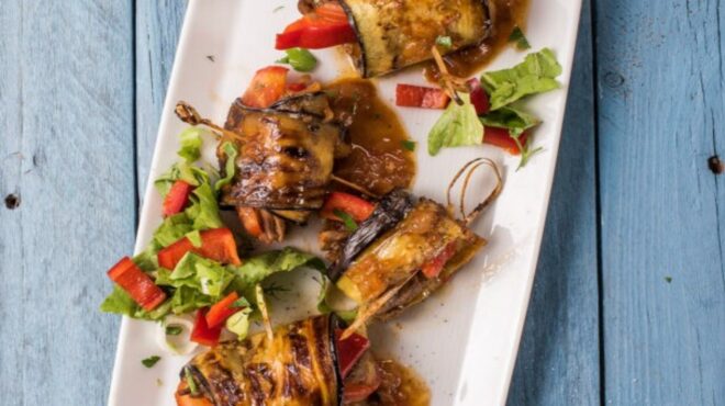 ρολά-μελιτζάνας-με-κοκκινιστό-μοσχάρ-563748190