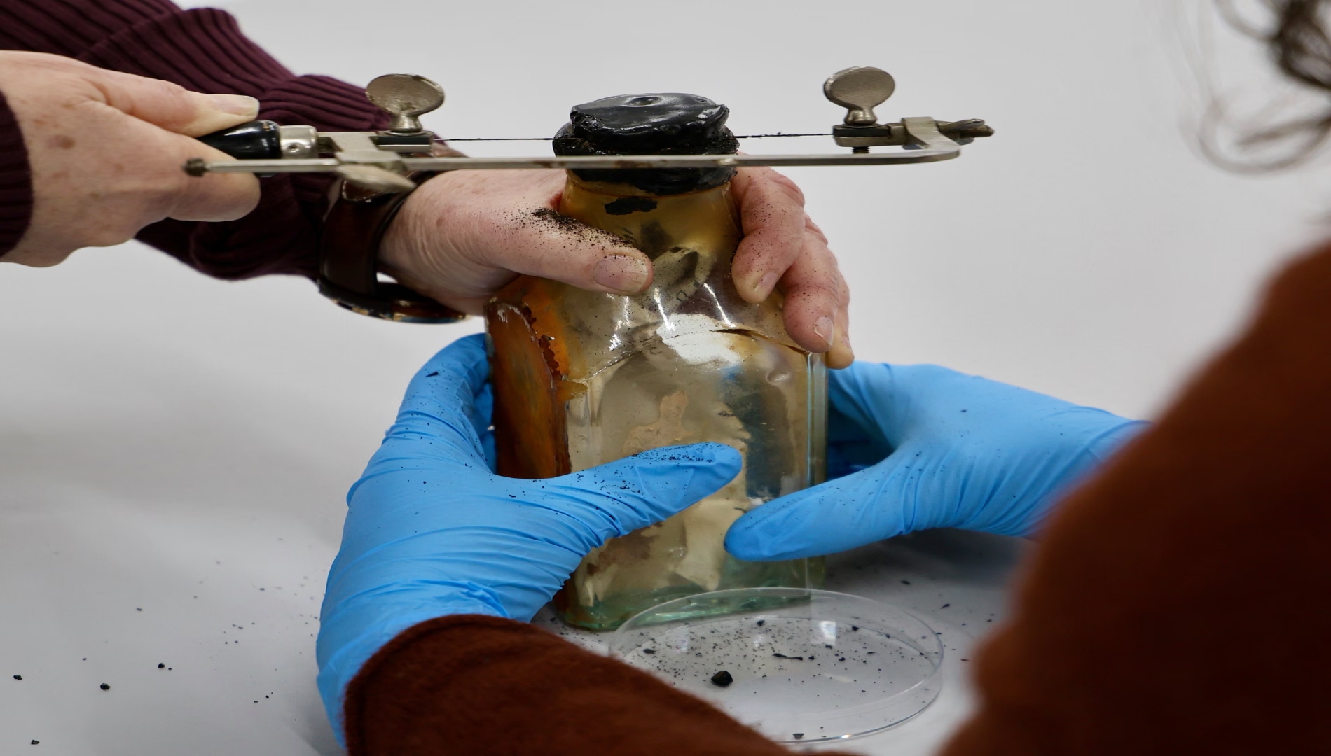 «Απίστευτα συναρπαστικό»: Ζωγράφος ανακάλυψε τυχαία μήνυμα σε μπουκάλι 122 ετών-1