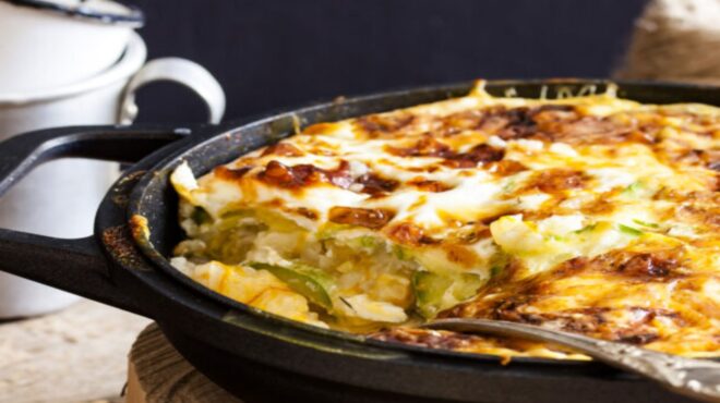 σφουγγάτο-με-μπάμιες-και-κολοκυθάκια-563784292