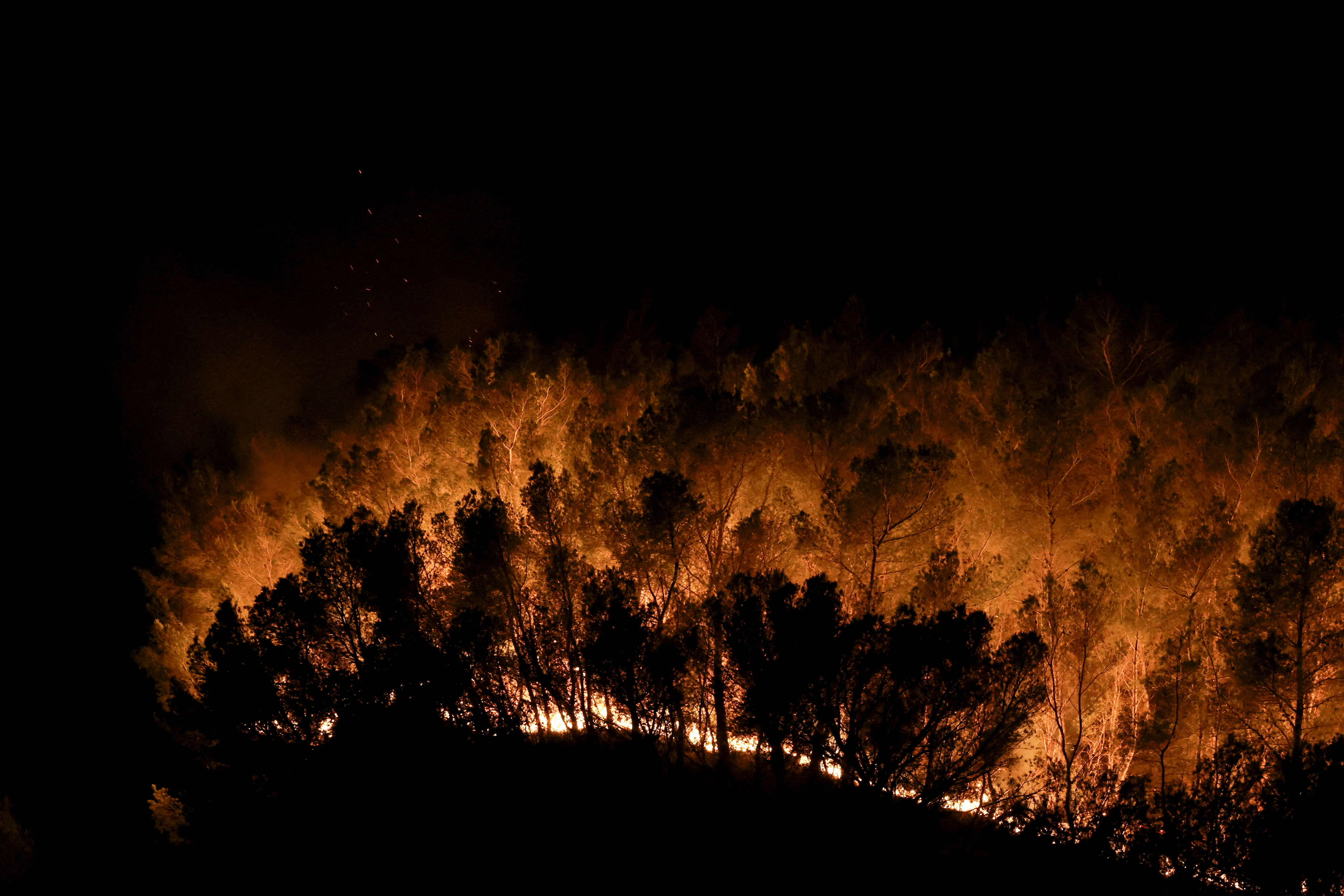 Συνεχίζεται για τρίτη ημέρα η μάχη με τις φλόγες στη νότια Γαλλία-2