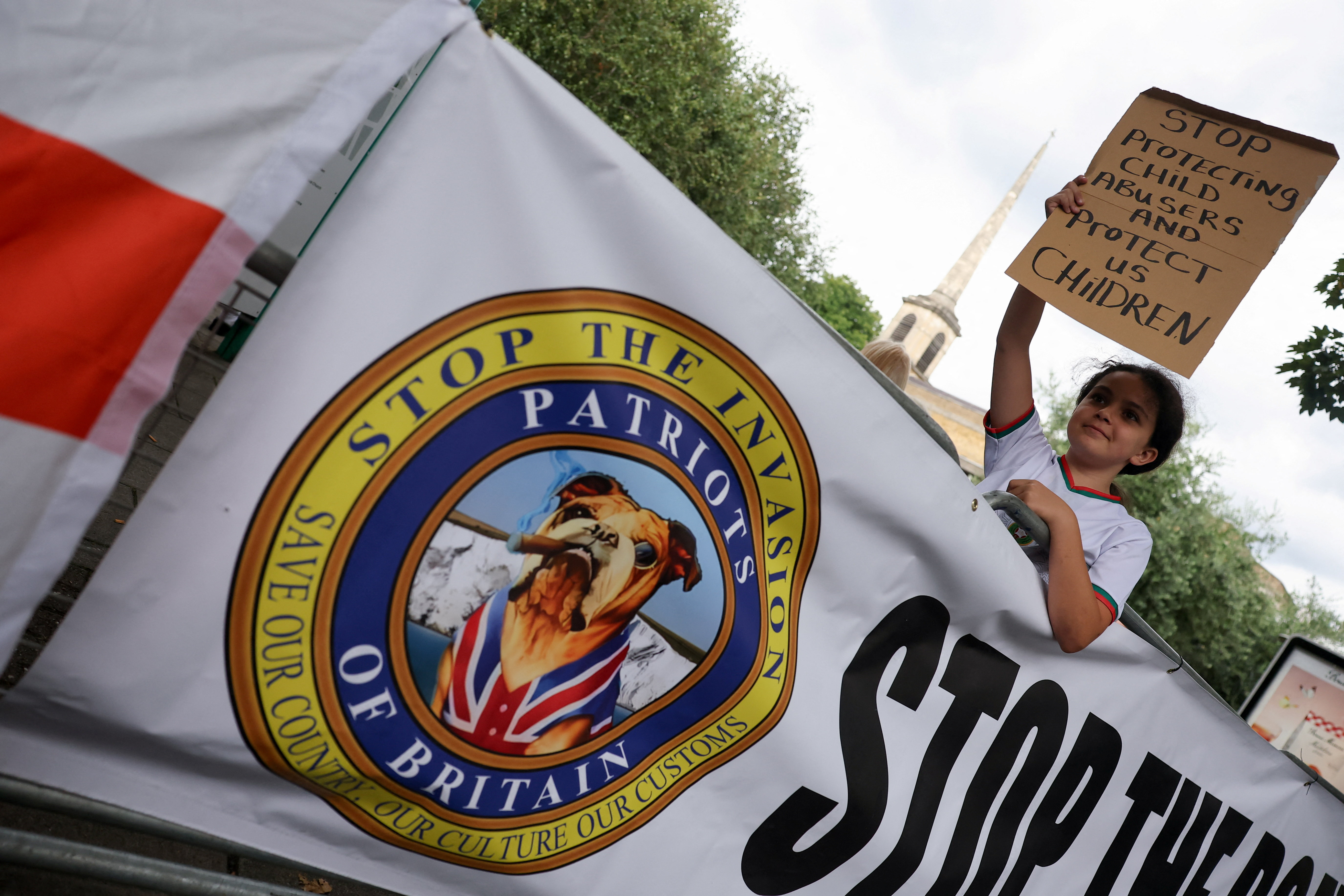 Βρετανία: Συγκρούσεις σε αντιμεταναστευτικές διαδηλώσεις-3