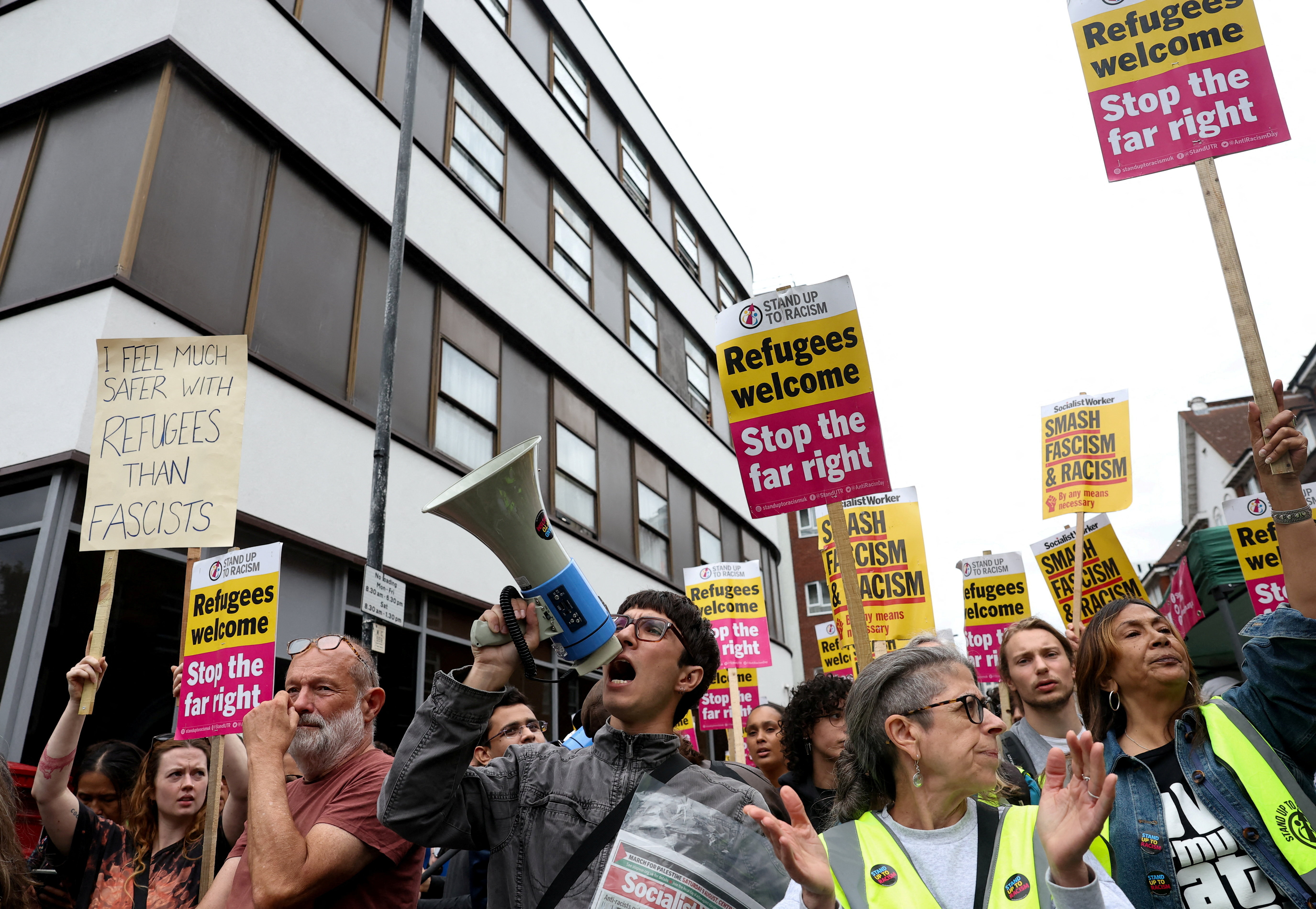 Βρετανία: Συγκρούσεις σε αντιμεταναστευτικές διαδηλώσεις-2