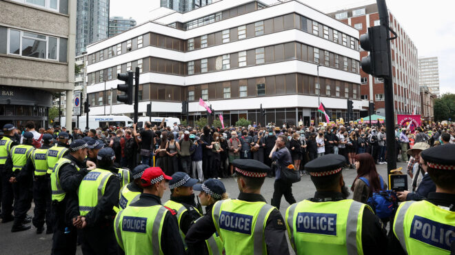 βρετανία-συγκρούσεις-σε-αντιμετανασ-563748445