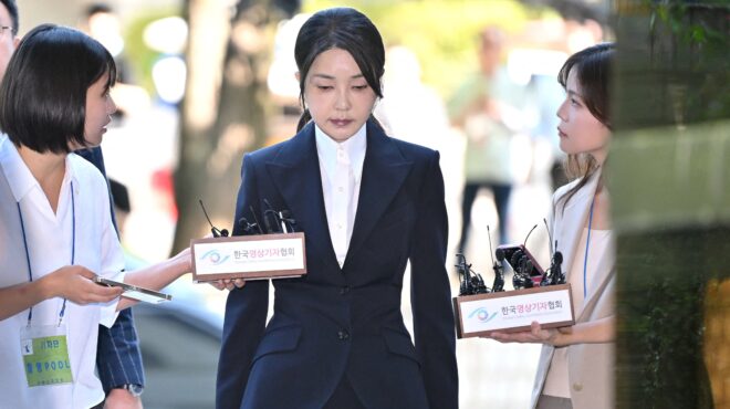 νότια-κορέα-συνελήφθη-η-σύζυγος-του-φυ-563761894