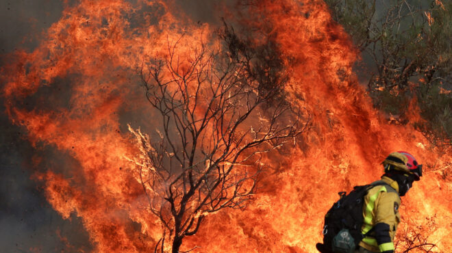 πυρκαγιές-στην-ισπανία-ενας-εθελοντή-563762089