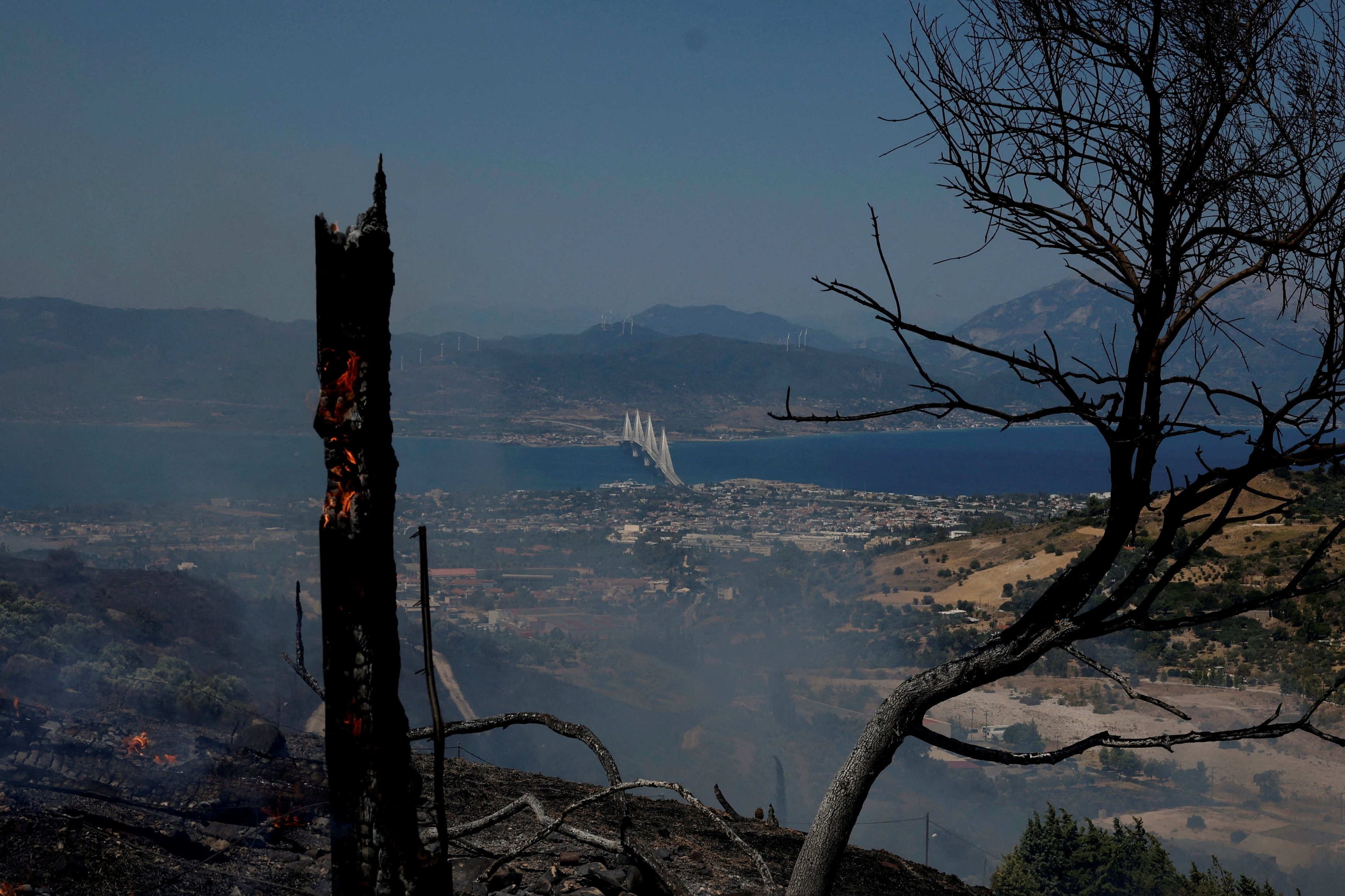Μάχη με διάσπαρτες εστίες στην Αχαΐα, μαίνεται η φωτιά στη Χίο-1