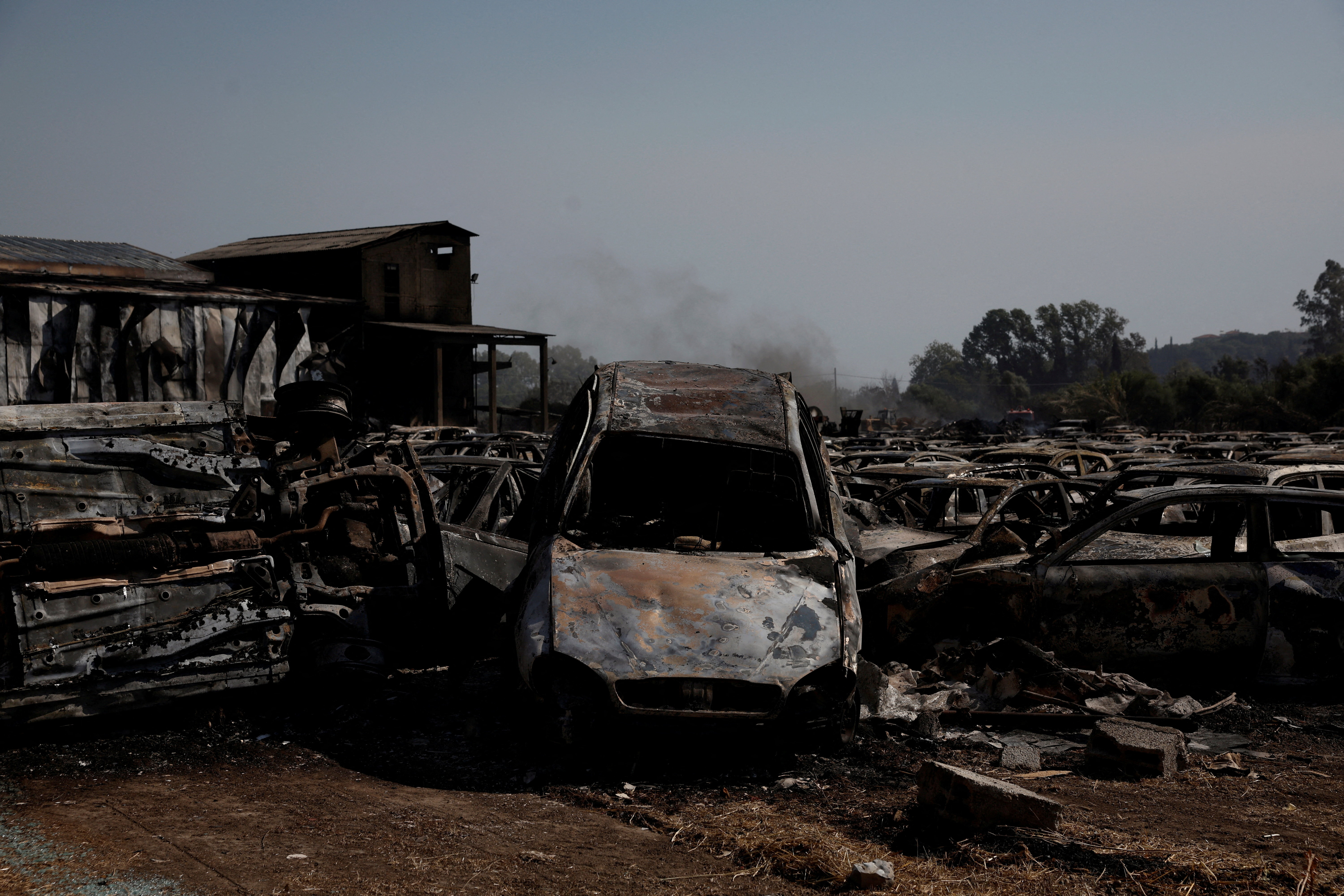 Φωτιά στην Πάτρα: Παρανάλωμα του πυρός εκατοντάδες αυτοκίνητα στο τελωνείο της πόλης-1