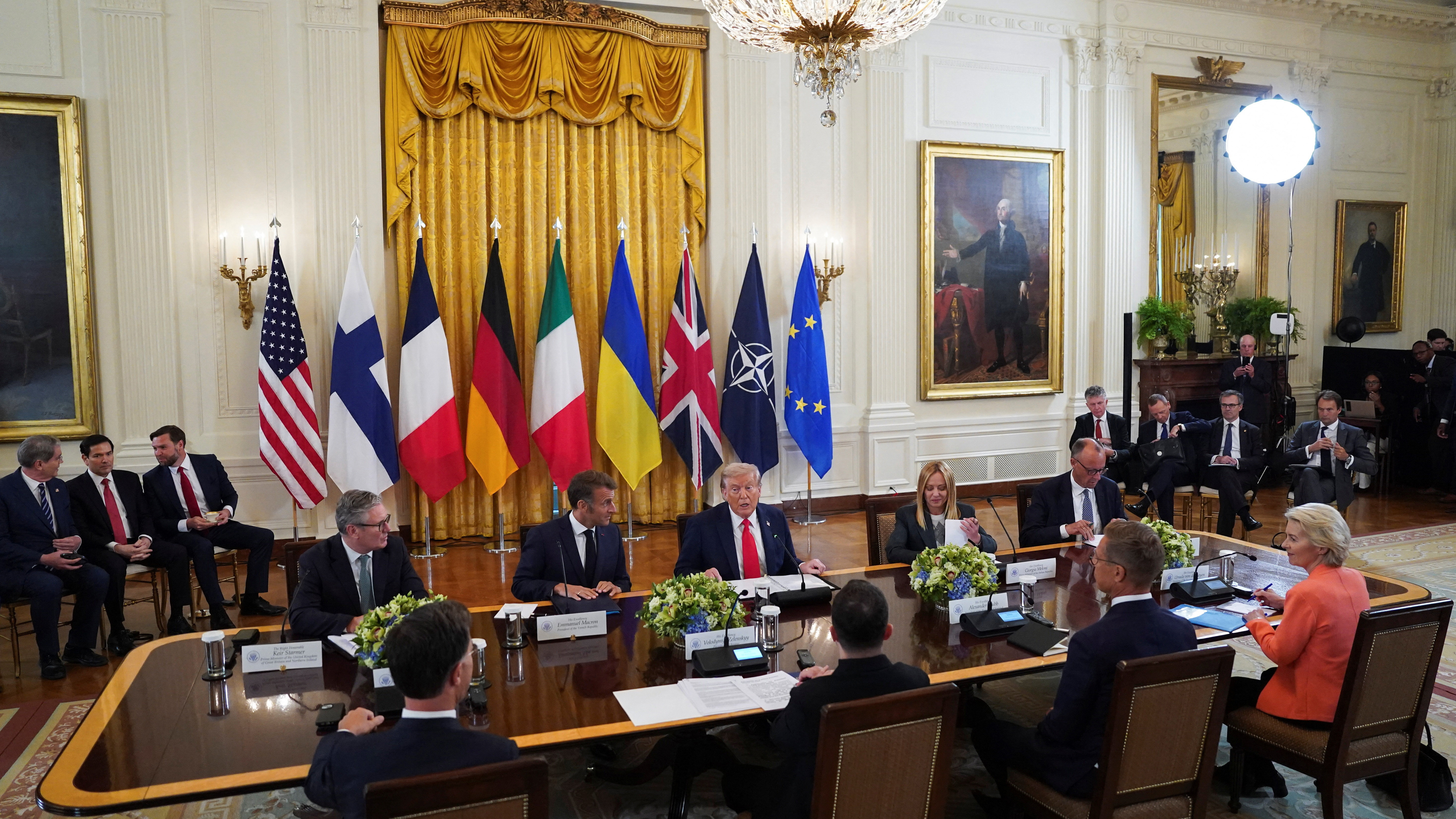 Το θρίλερ στο East Room και το τετ α τετ Πούτιν – Ζελένσκι-4