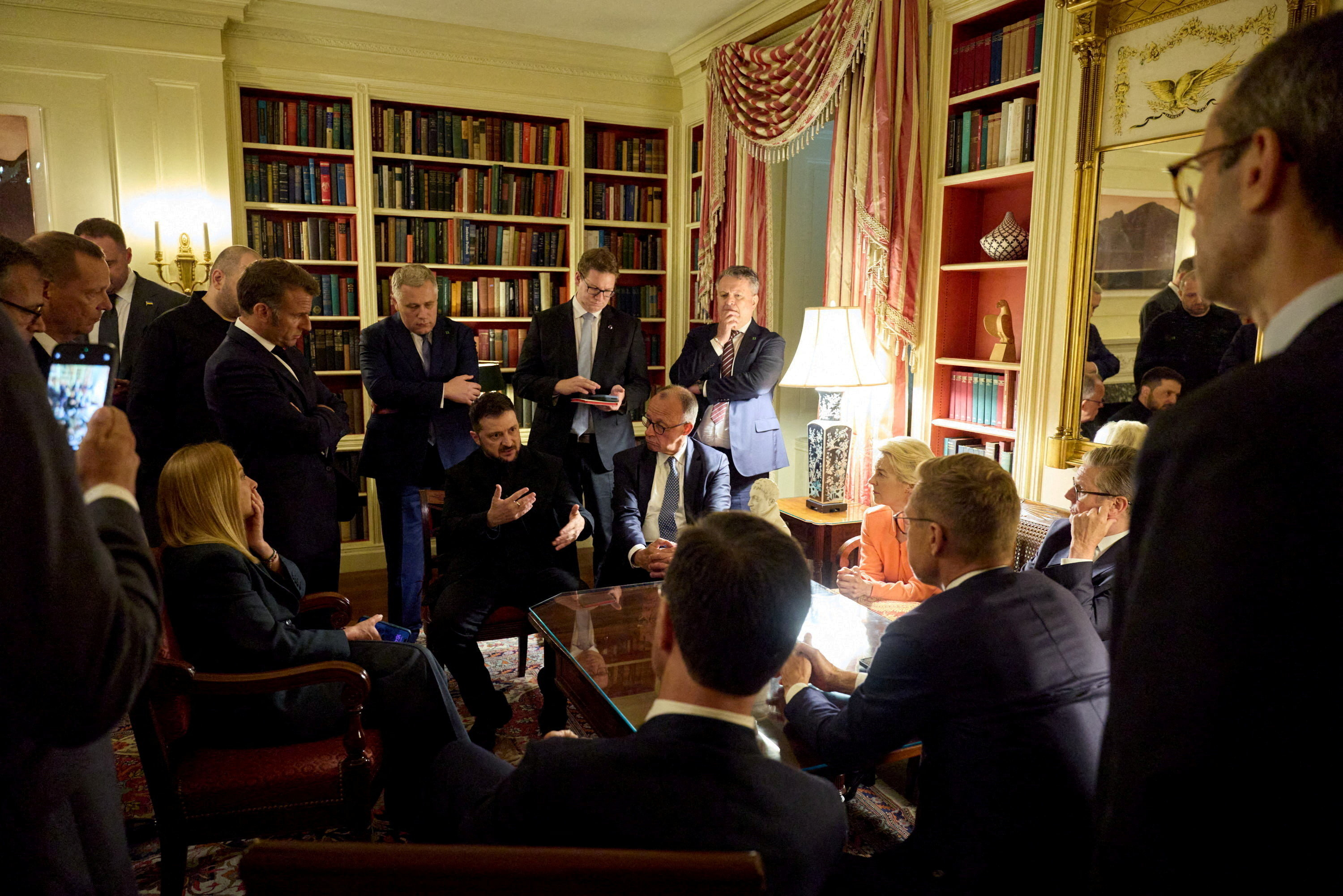 Politico: Οι Ευρωπαίοι βλέπουν «μπλόφα» του Πούτιν και… περιμένουν τον Τραμπ-1