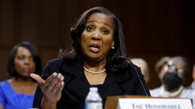 ο-τραμπ-απέπεμψε-την-κυβερνήτρια-της-fed-563780401