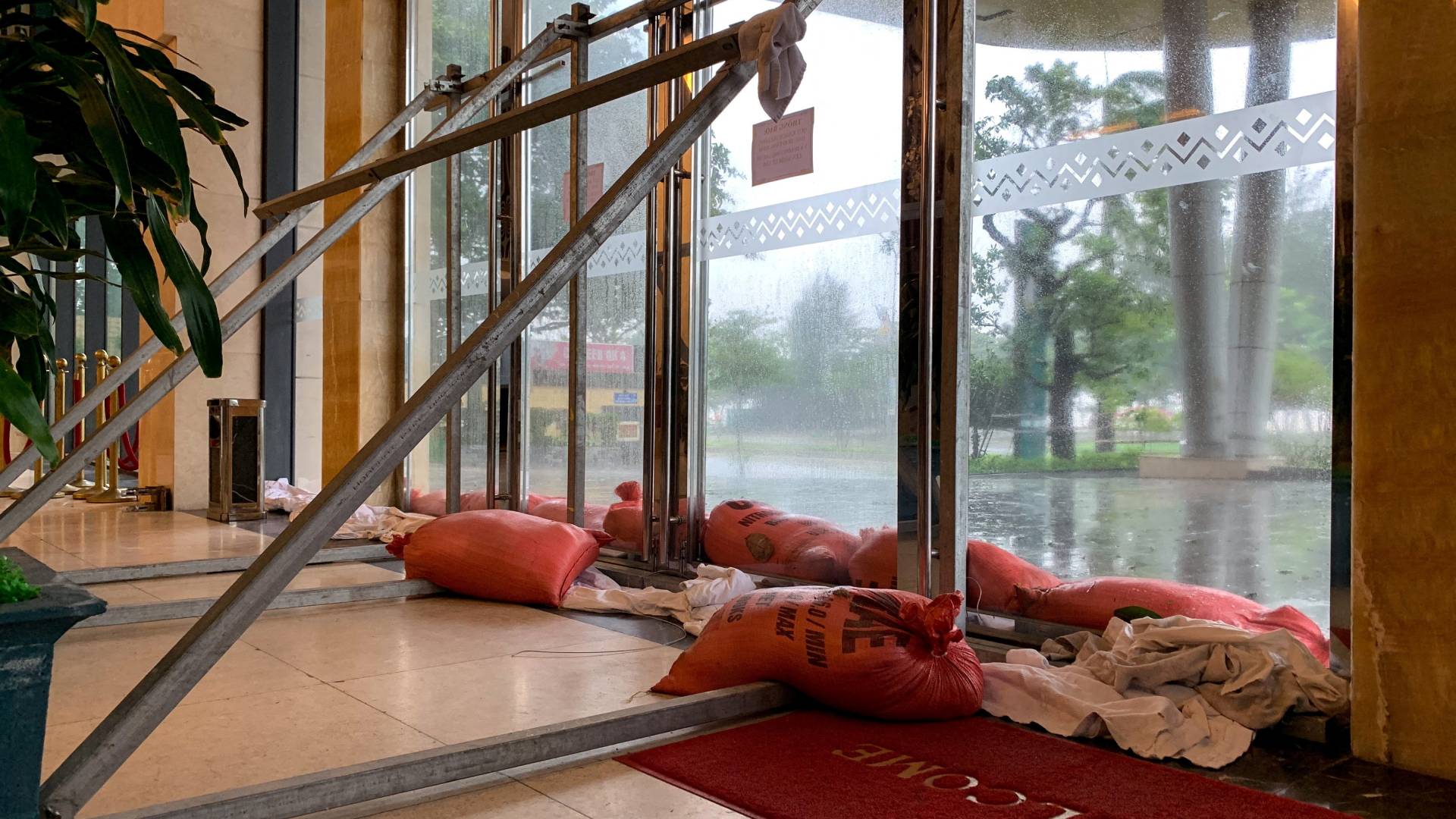 Βιετνάμ: Ο τυφώνας Κατζίκι πλησιάζει απειλητικά – Πάνω από 325.000 κάτοικοι απομακρύνονται εσπευσμένα-1