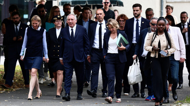 η-γαλλία-φορά-ξανά-κίτρινα-γιλέκα-563782960