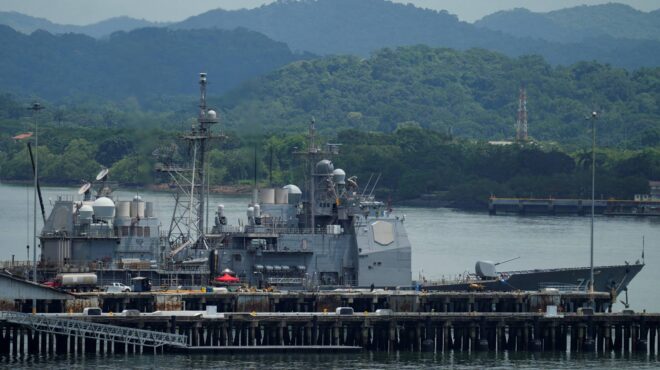 afp-kαταδρομικό-πλοίο-των-ηπα-διασχίζει-τ-563788405