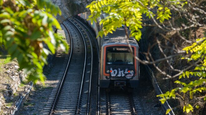 νέο-ηράκλειο-πτώση-ατόμου-στις-γραμμέ-563772094