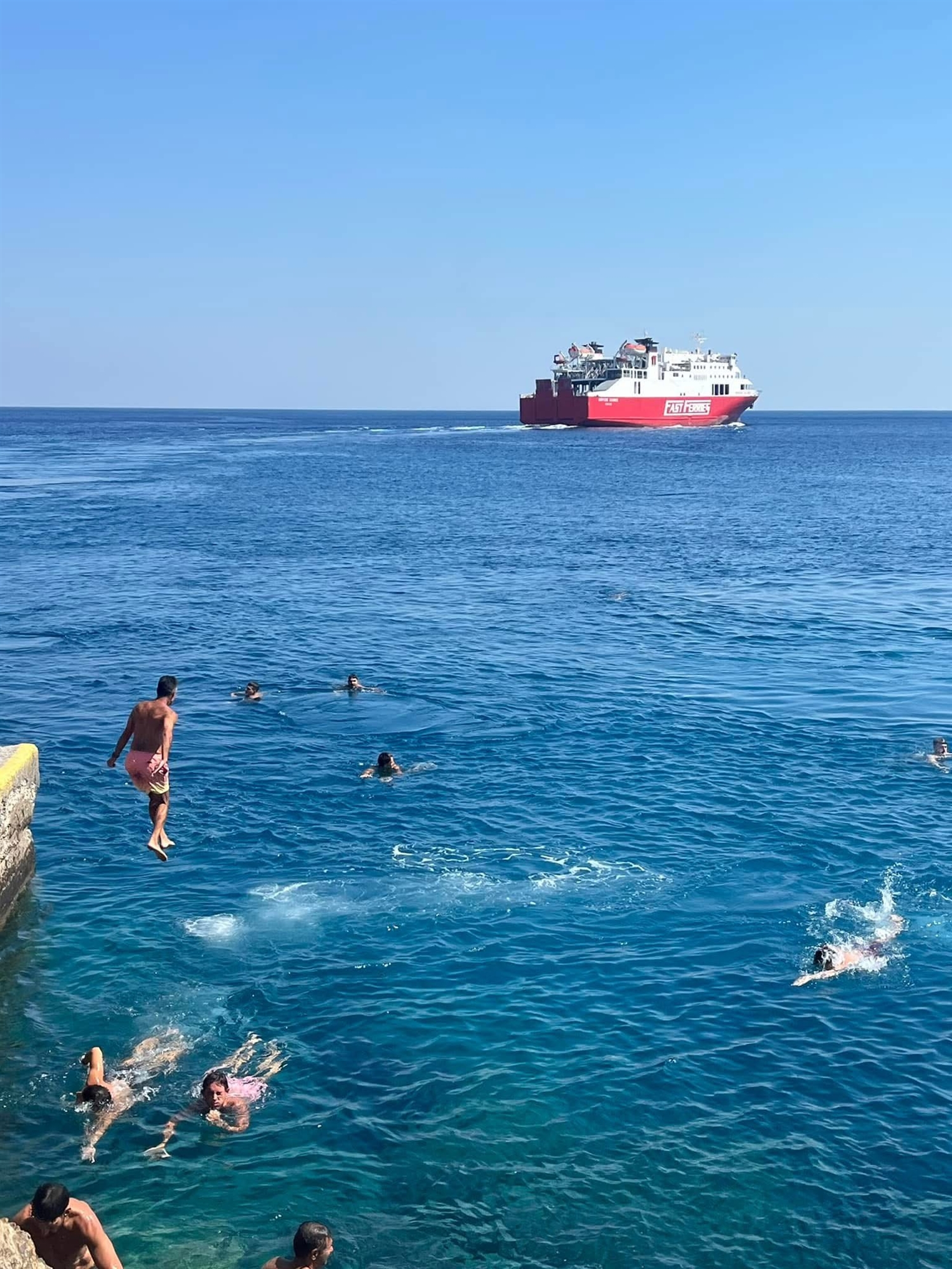 Οι Aponeristas της Σικίνου. Το επικίνδυνο καλοκαιρινό έθιμο που έγινε viral-2