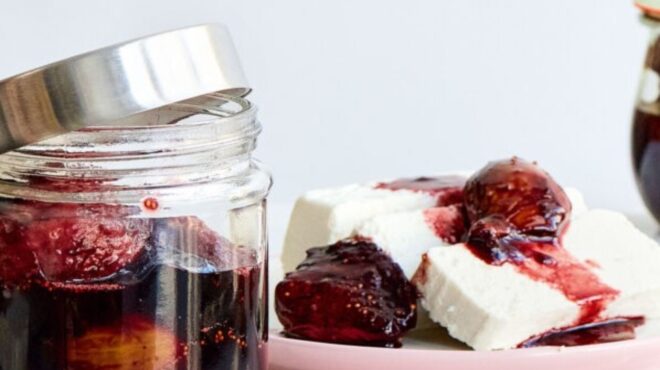 σύκα-σε-σιρόπι-από-κόκκινο-κρασί-563762431