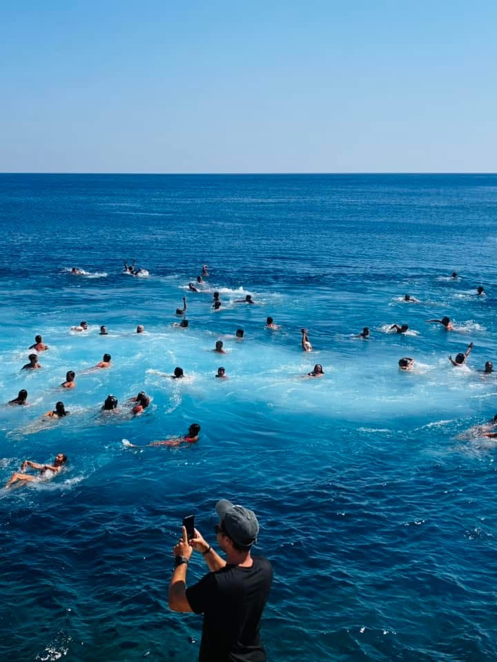 Οι Aponeristas της Σικίνου. Το επικίνδυνο καλοκαιρινό έθιμο που έγινε viral-3