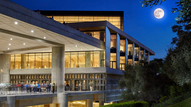 αυγουστιάτικη-πανσέληνος-στα-μνημεί-563757550