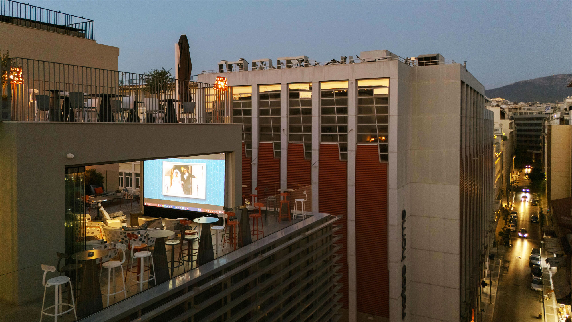 Θερινό σινεμά στο roof garden ξενοδοχείου; Το (αθηναϊκό) πείραμα που έγινε τάση-2