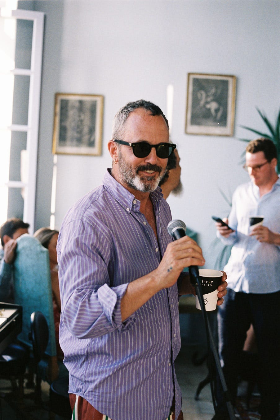 Eνα εφήμερο βιβλιοπωλείο στην Υδρα δοξάζει την μποέμ κοινότητα του νησιού-1