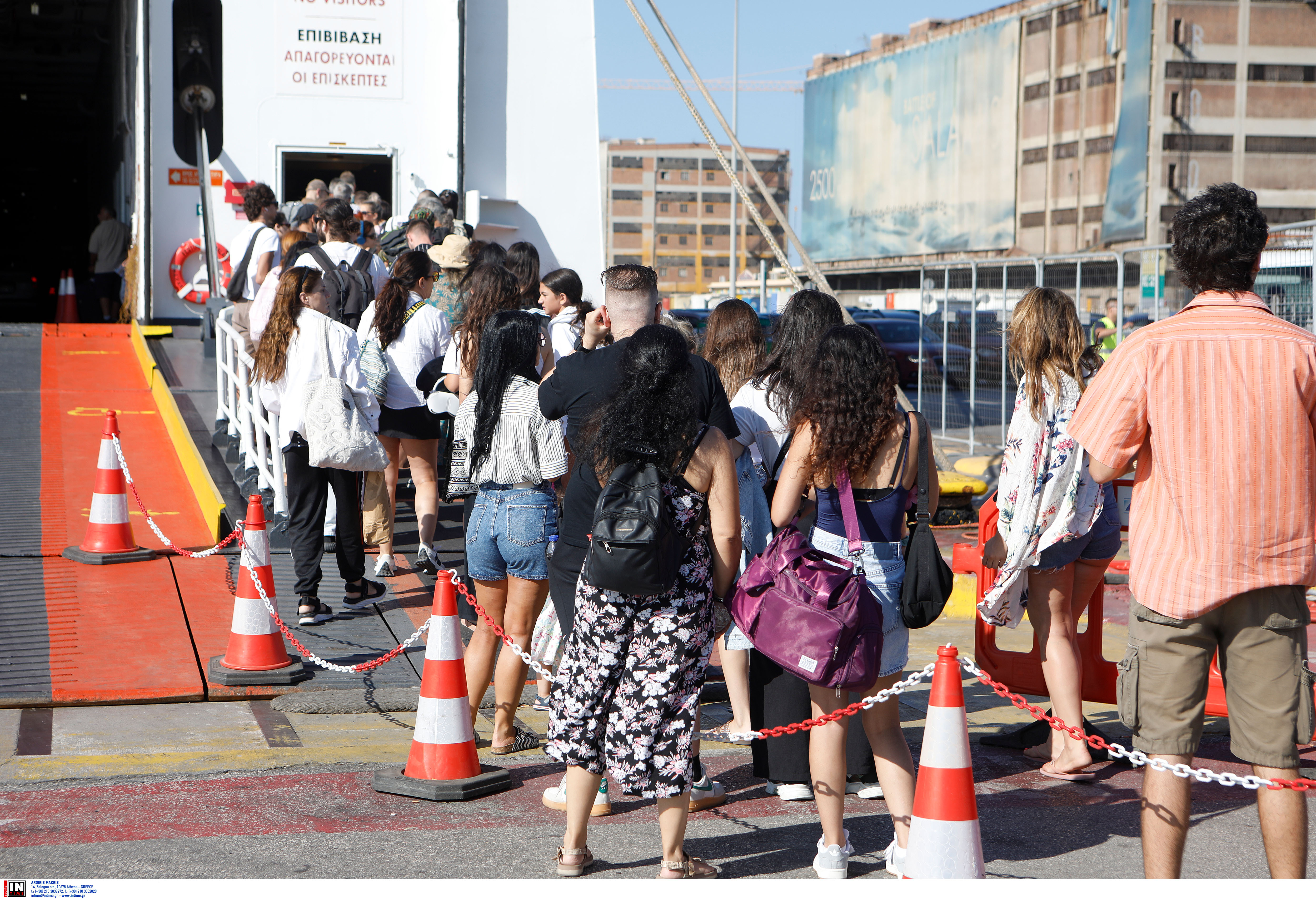 Εξοδος Αυγούστου: Σε εξέλιξη η φυγή των αδειούχων – Αυξημένη η κίνηση στο λιμάνι του Πειραιά-1