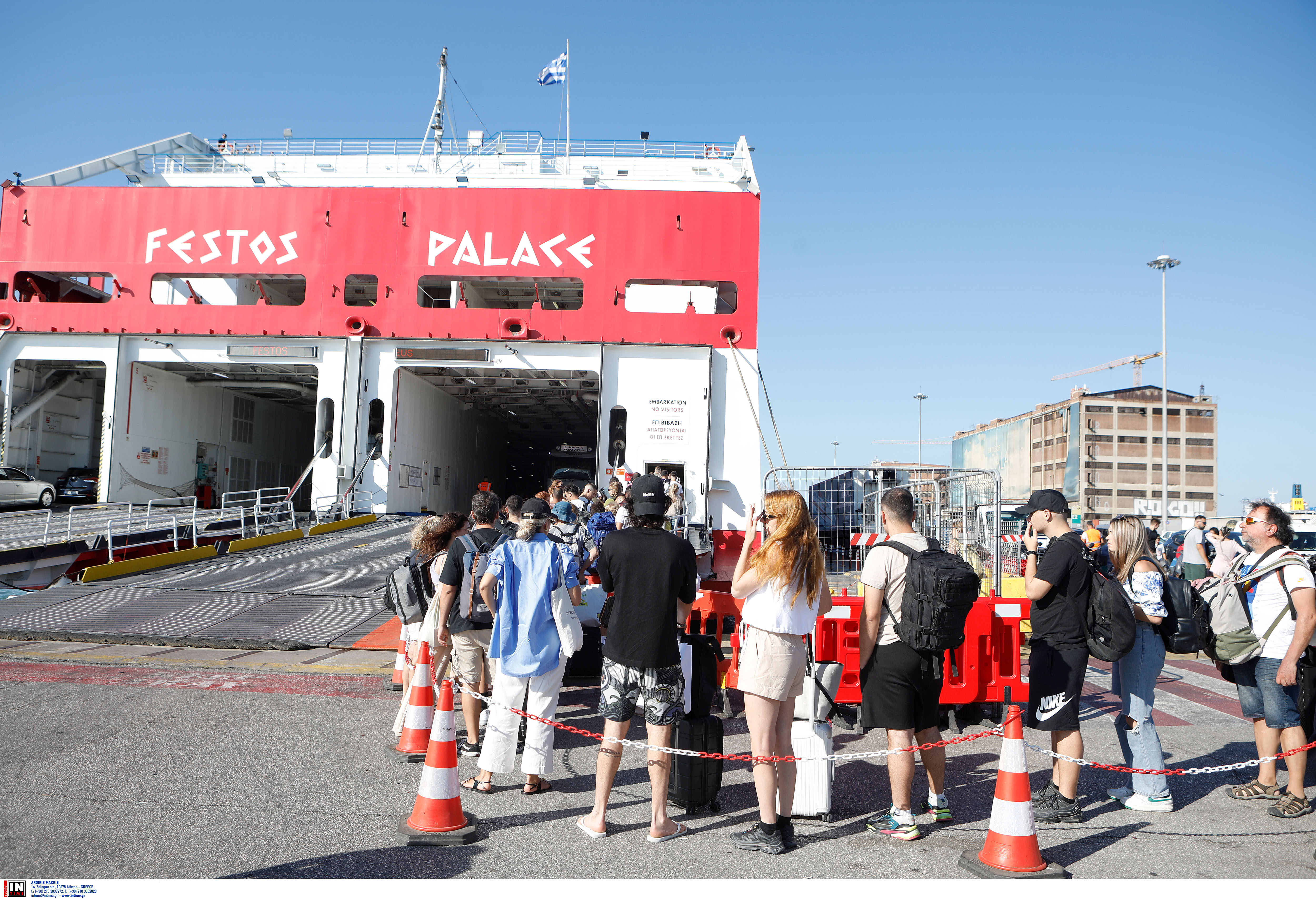 Εξοδος Αυγούστου: Σε εξέλιξη η φυγή των αδειούχων – Αυξημένη η κίνηση στο λιμάνι του Πειραιά-3
