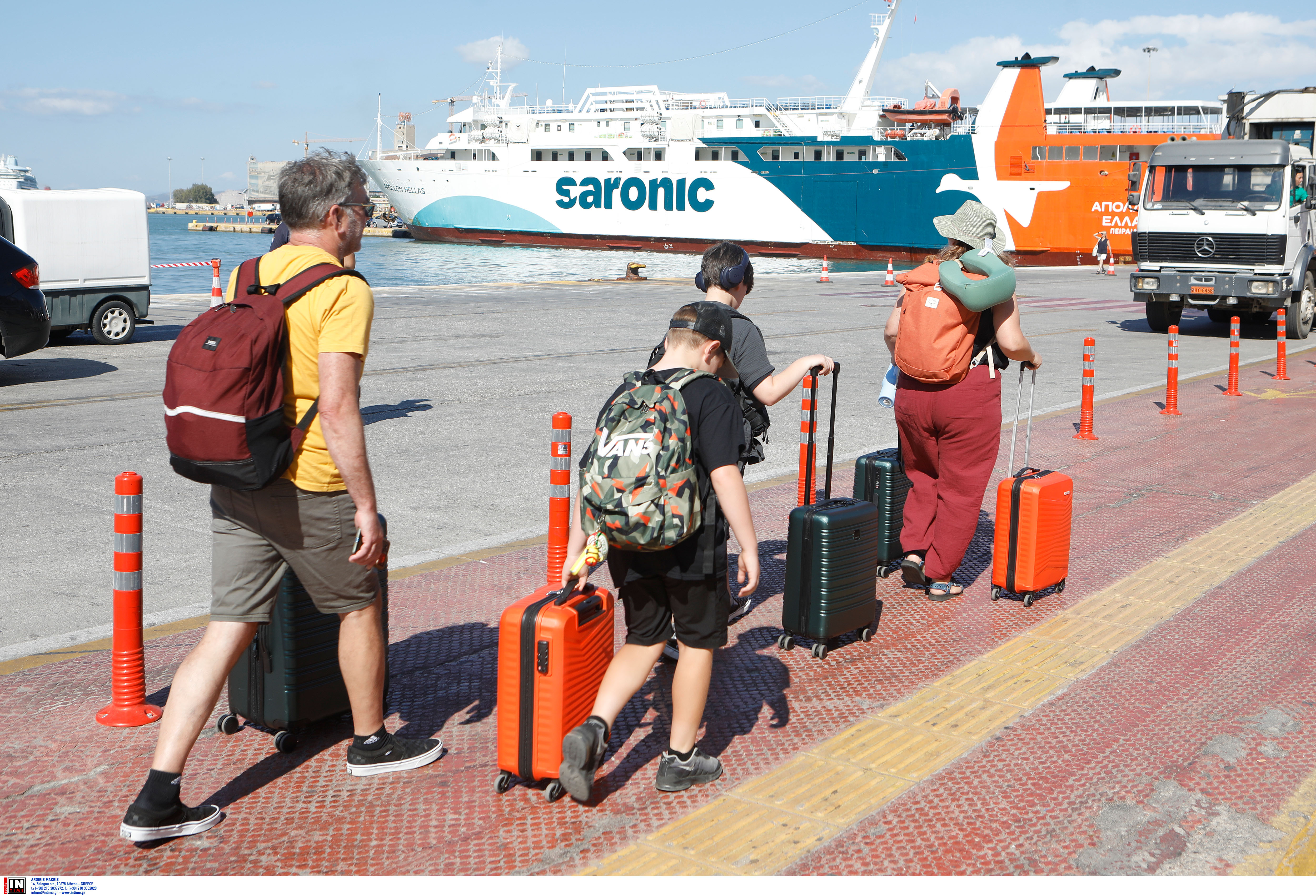 Εξοδος Αυγούστου: Σε εξέλιξη η φυγή των αδειούχων – Αυξημένη η κίνηση στο λιμάνι του Πειραιά-2