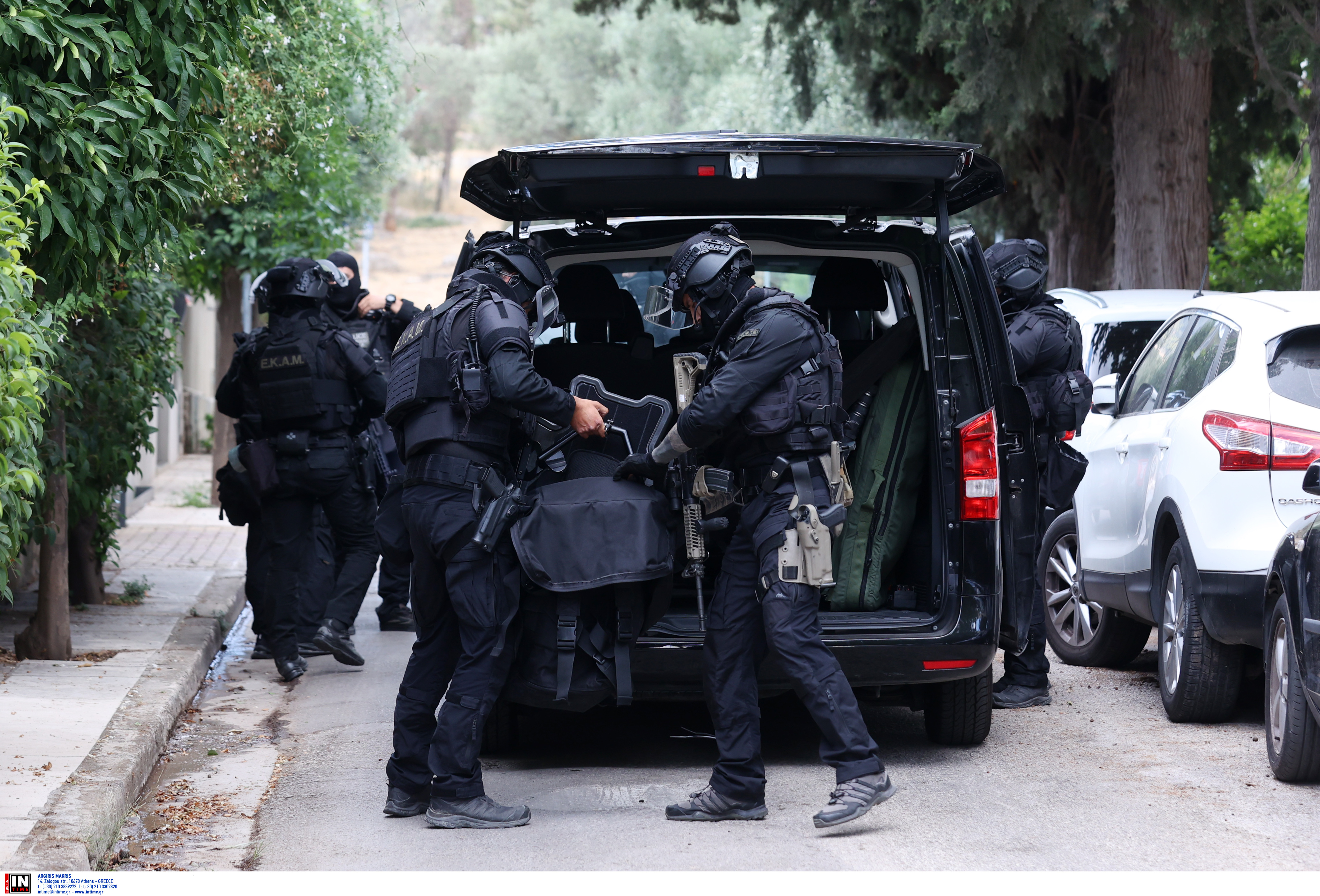 Λήξη συναγερμού στον Χολαργό – Συνελήφθη ο 57χρονος που πέταξε μολότοφ σε αστυνομικούς-2