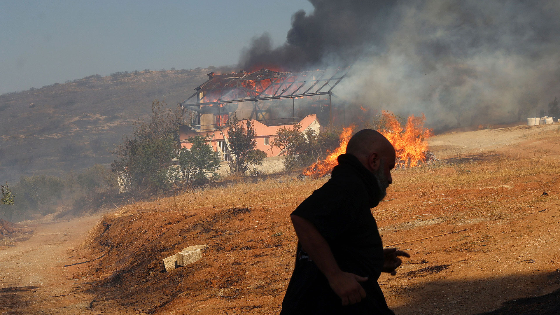 Φωτιά στην Κερατέα: «Πυκνοί καπνοί, φλεγόμενα σπίτια, εκρήξεις και αποπνικτική ατμόσφαιρα»-2