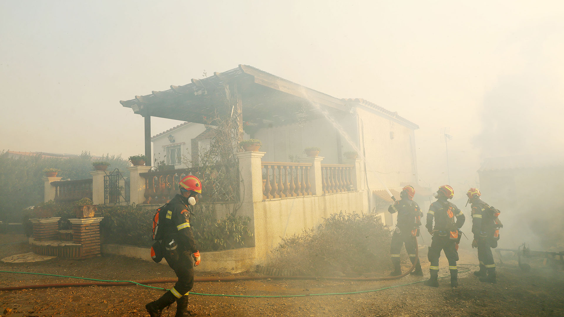 Φωτιά στην Κερατέα: «Πυκνοί καπνοί, φλεγόμενα σπίτια, εκρήξεις και αποπνικτική ατμόσφαιρα»-3