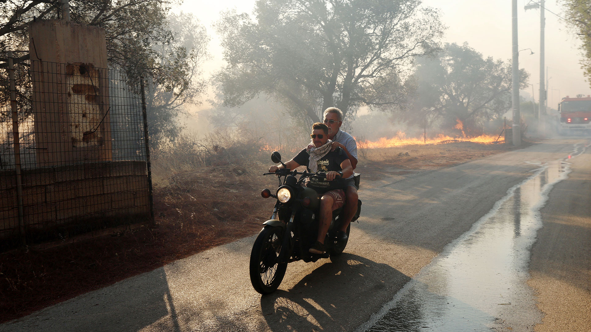 Φωτιά στην Κερατέα: «Πυκνοί καπνοί, φλεγόμενα σπίτια, εκρήξεις και αποπνικτική ατμόσφαιρα»-1