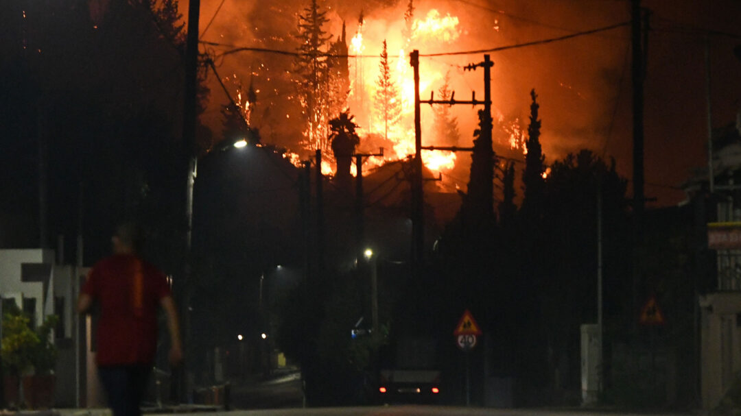σε-πύρινο-κλοιό-η-χώρα-νύχτα-αγωνίας-563761693
